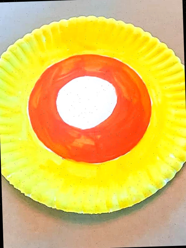 prato de papel pintado com círculos laranja e amarelo