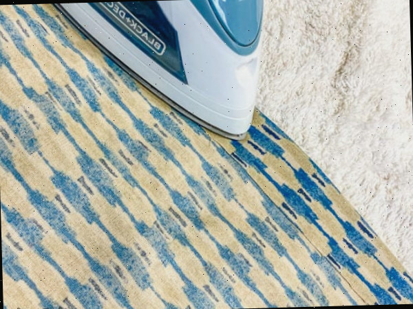 faça uma bainha com o ferro em tecido vintage azul e bege