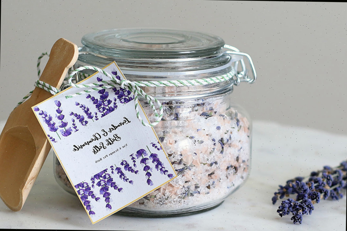 Sais de banho de lavanda e camomila DIY em um pote de vidro com uma colher de madeira.