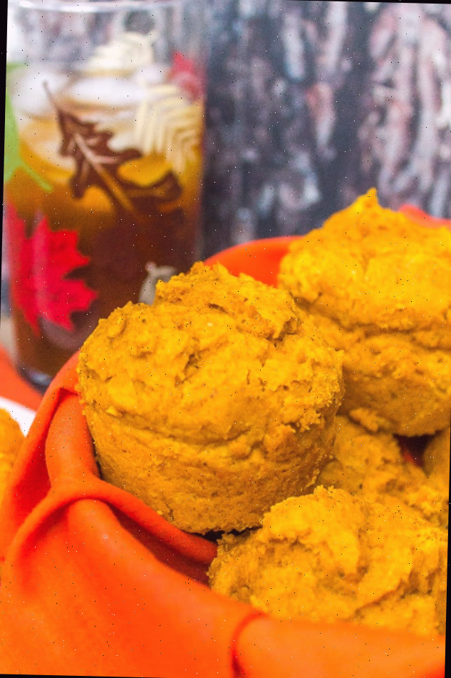 Um close-up de comida, com abóbora e muffin