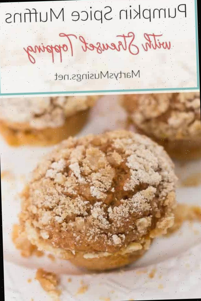 Esses simples Muffins de Especiarias de Abóbora iniciam com uma mistura de bolo de especiarias embalada e finalizam com uma saborosa cobertura de streusel. Uma excelente alternativa para o café da manhã ou lanche no outono!