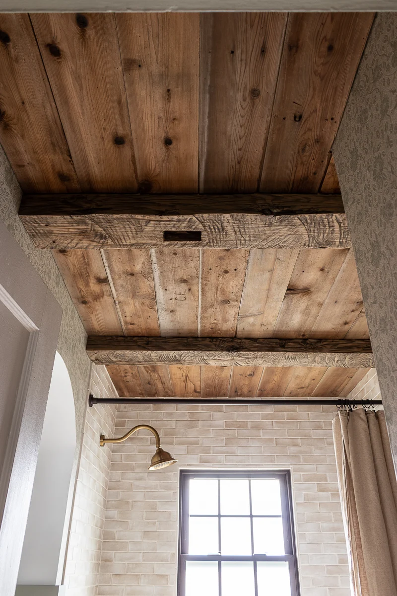 Teto de banheiro DIY com madeira renovada