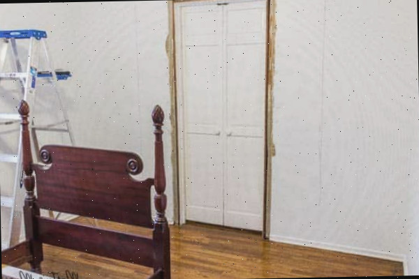 Um quarto com uma cama e um espelho