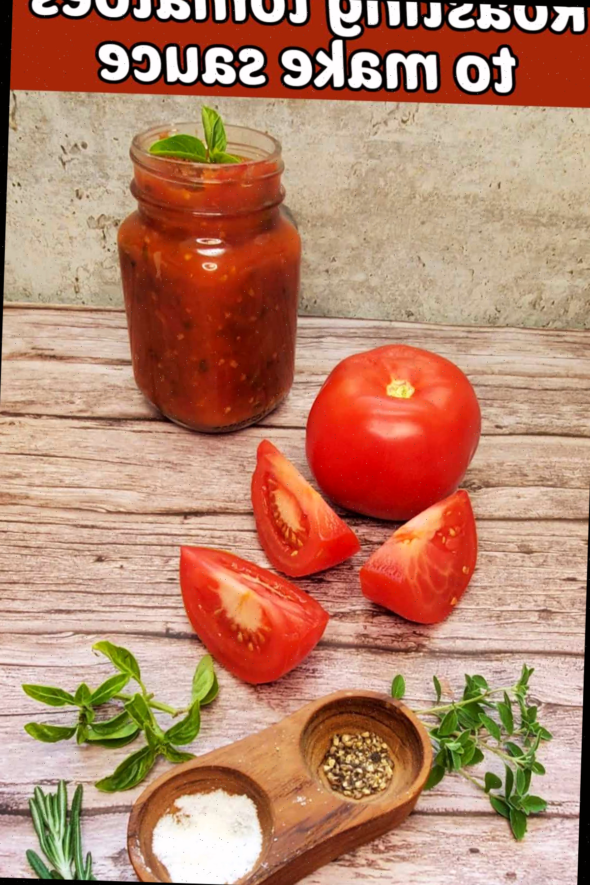 Molho de tomate em um jarro ao lado de tomates inteiros e fatiados, ervas frescas e sal e pimenta. Caixa de texto vermelha diz Assar tomates para molho.
