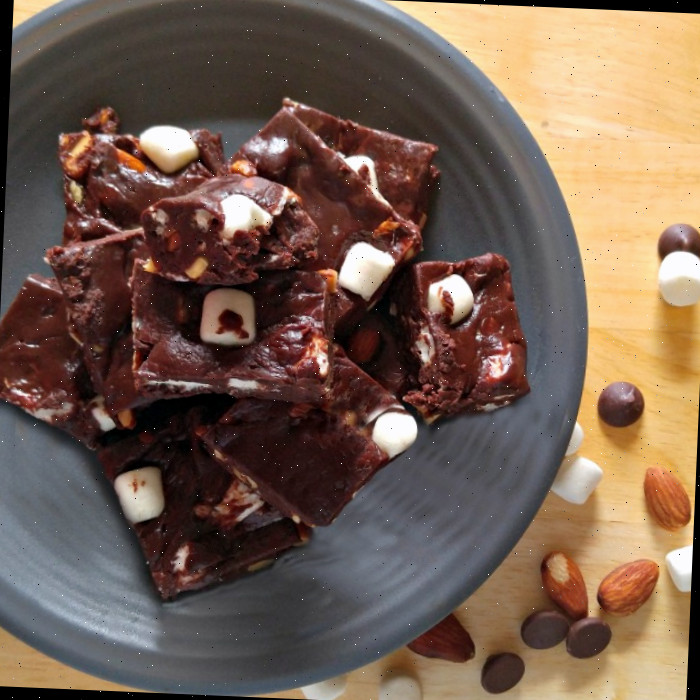 fudge rocky road Fudge rocky road em uma tigela cinza com marshmallows e nozes
