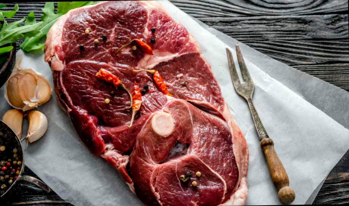 Bife de cordeiro e especiarias Carne à temperatura ambiente com especiarias e um garfo.