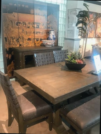 Uma mesa de jantar em frente a uma janela