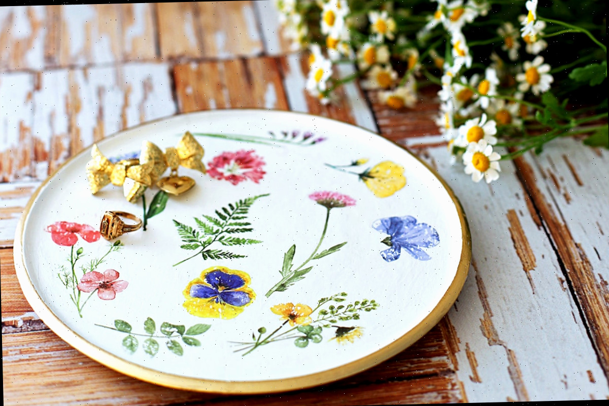 Dê uma repaginada em decorações de brechó de forma econômica! Aprenda como usar transferências em achados de brechó reaproveitados para criar peças deslumbrantes de decoração de madeira. Este fácil DIY adiciona charme a bandejas, tigelas e muito mais!