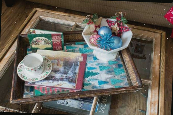 Mesa de janela com bandeja e ornamentos natalinos em azul e vermelho