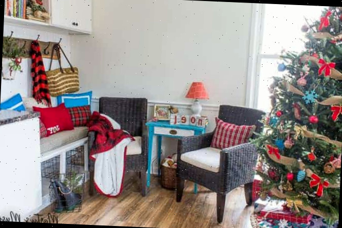 Árvore de Natal azul e vermelha e espaço rústico decorado para as festividades