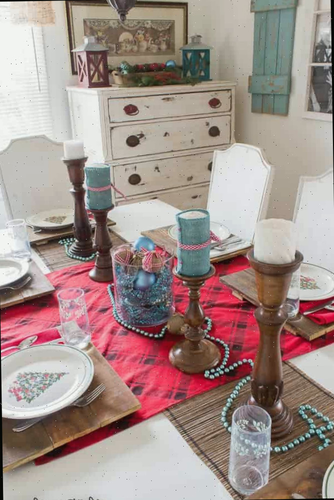 Uma mesa coberta com pratos de comida, com Casa e Quarto
