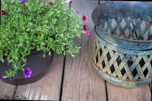 Um vaso de flores sobre uma mesa de madeira