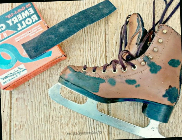 Lixando os patins de gelo para um acabamento suave.