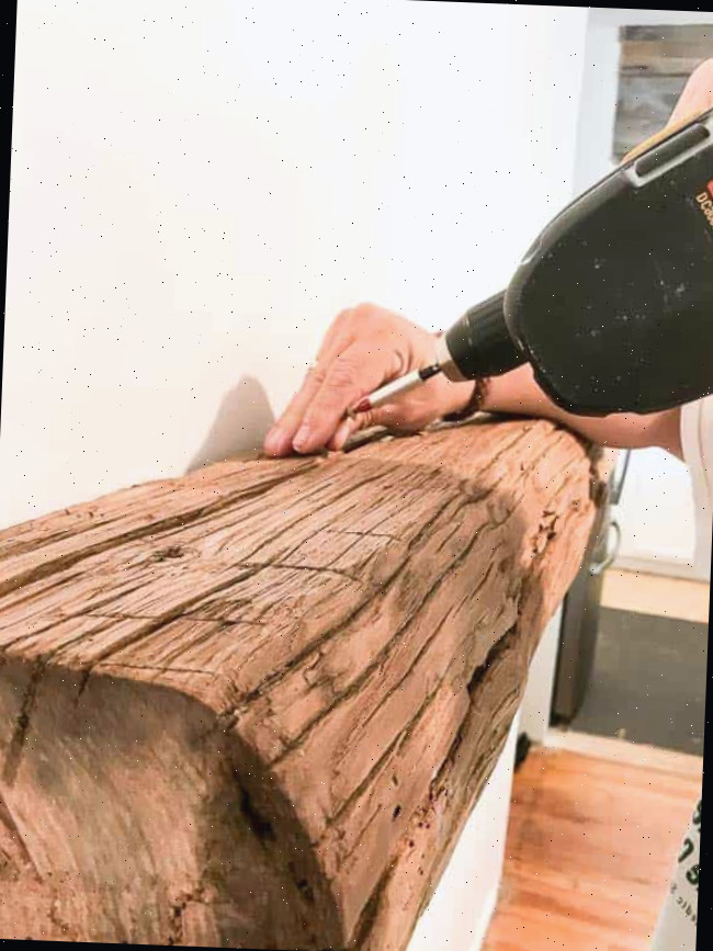 Prendendo a moldura flutuante à parede com parafusos