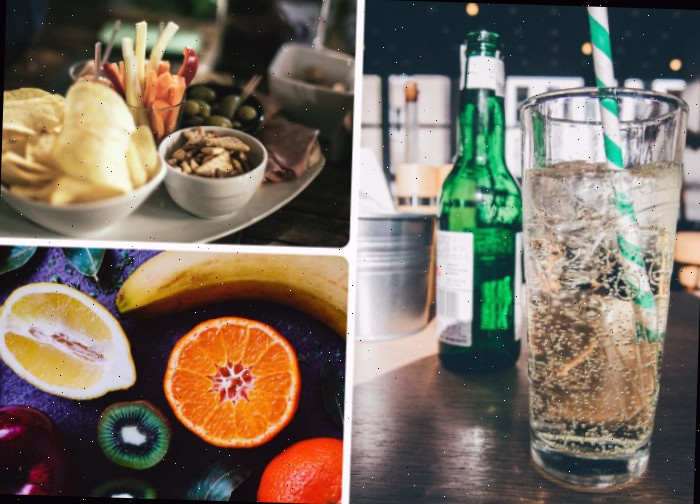 Materiais de bar e aperitivos com frutas em uma montagem.
