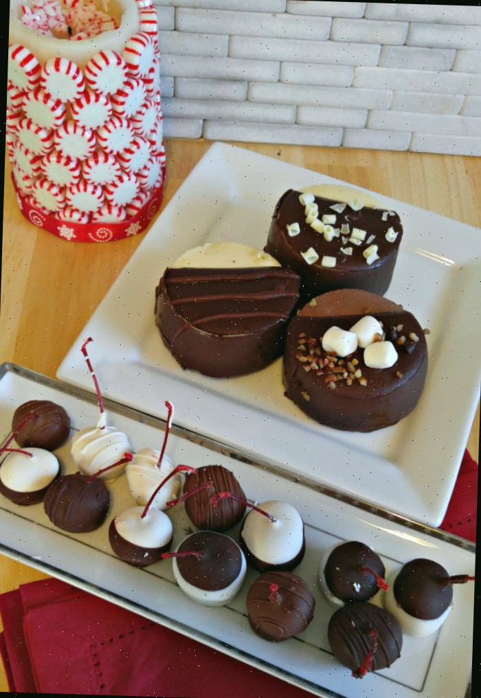 Pratos de trufas e doces com uma vela coberta de hortelã.