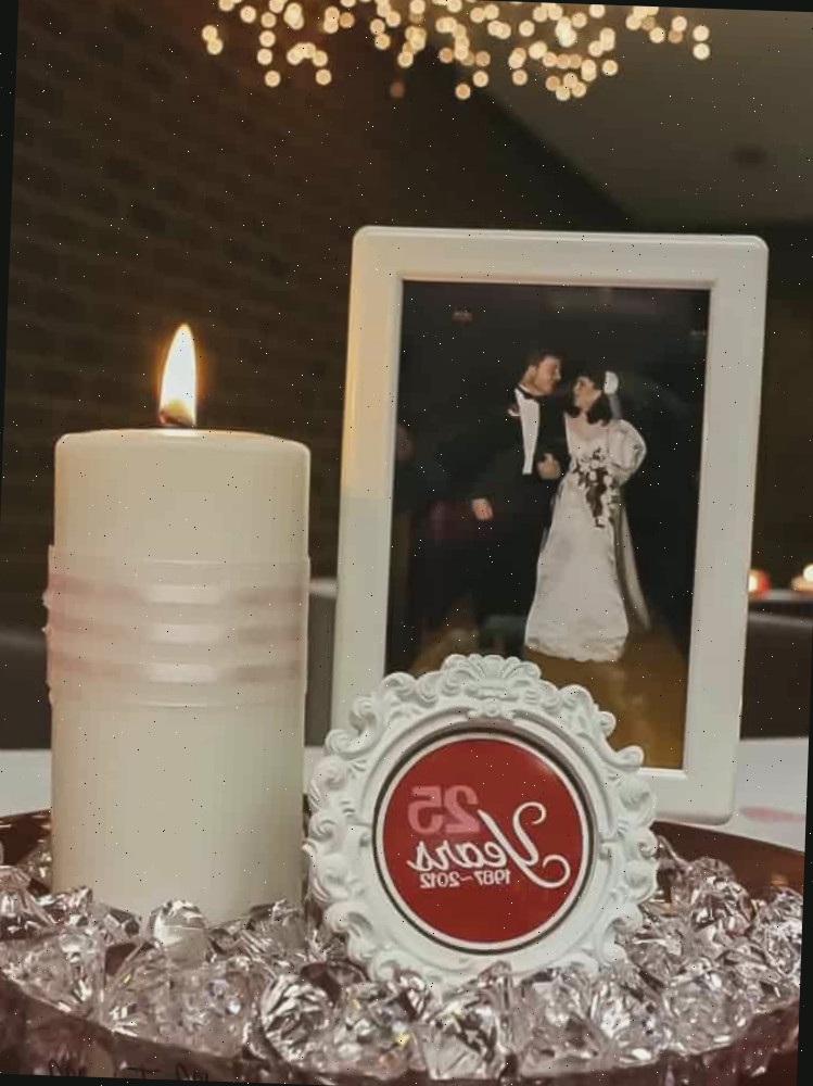 Um bolo de aniversário com velas acesas