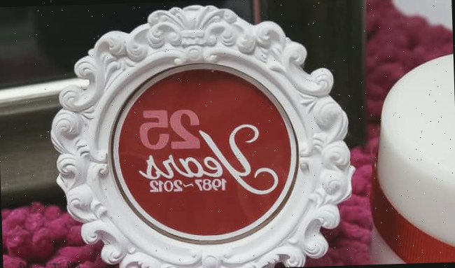 Estas decorações de 25 anos de matrimônio são ideais para uma cerimônia de renovação de votos simples e acessível, comemorando 25 anos de união! 25 anos 1987-2012 gráfico vermelho em moldura circular branca