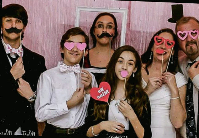 Estas decorações de 25º aniversário são ideais para uma cerimônia de renovação de votos simples e econômica, celebrando 25 anos de matrimônio! Espaço fotográfico do Dia dos Namorados com a família comemorando bodas de prata