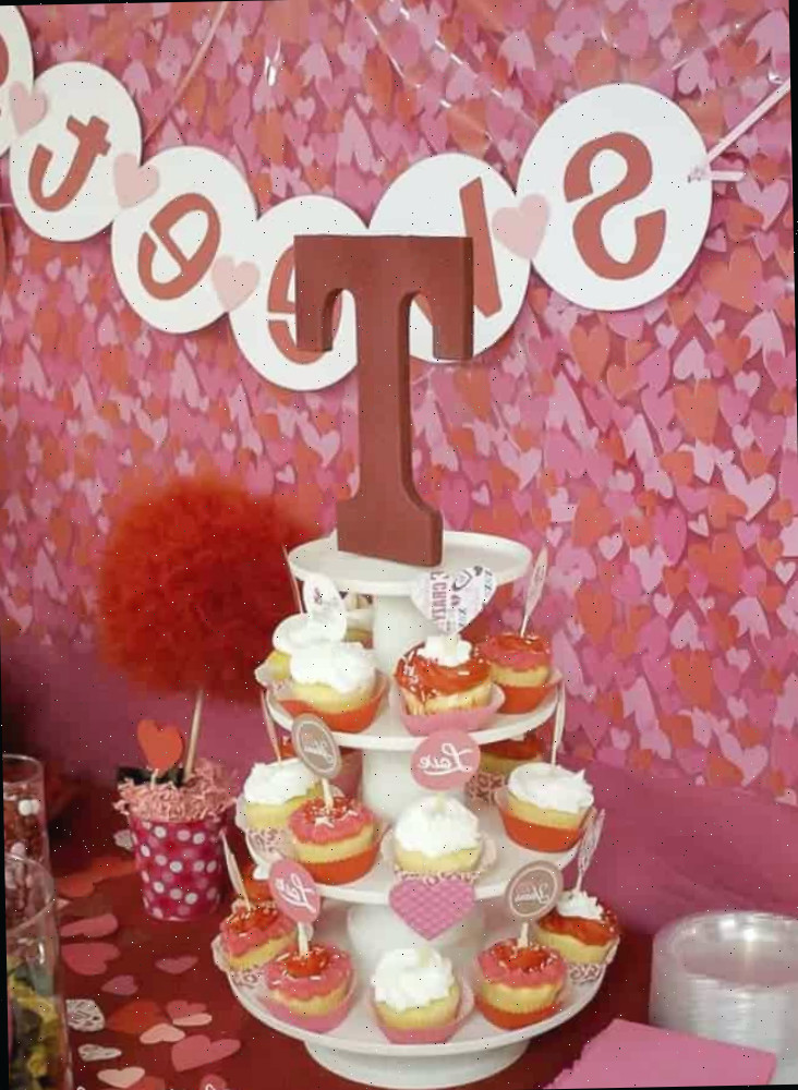 Estas decorações de 25º aniversário são ideais para uma cerimônia de renovação de votos simples e econômica, celebrando 25 anos de matrimônio! Topper grande vermelho com inicial para suporte de cupcakes e mesa do Dia dos Namorados