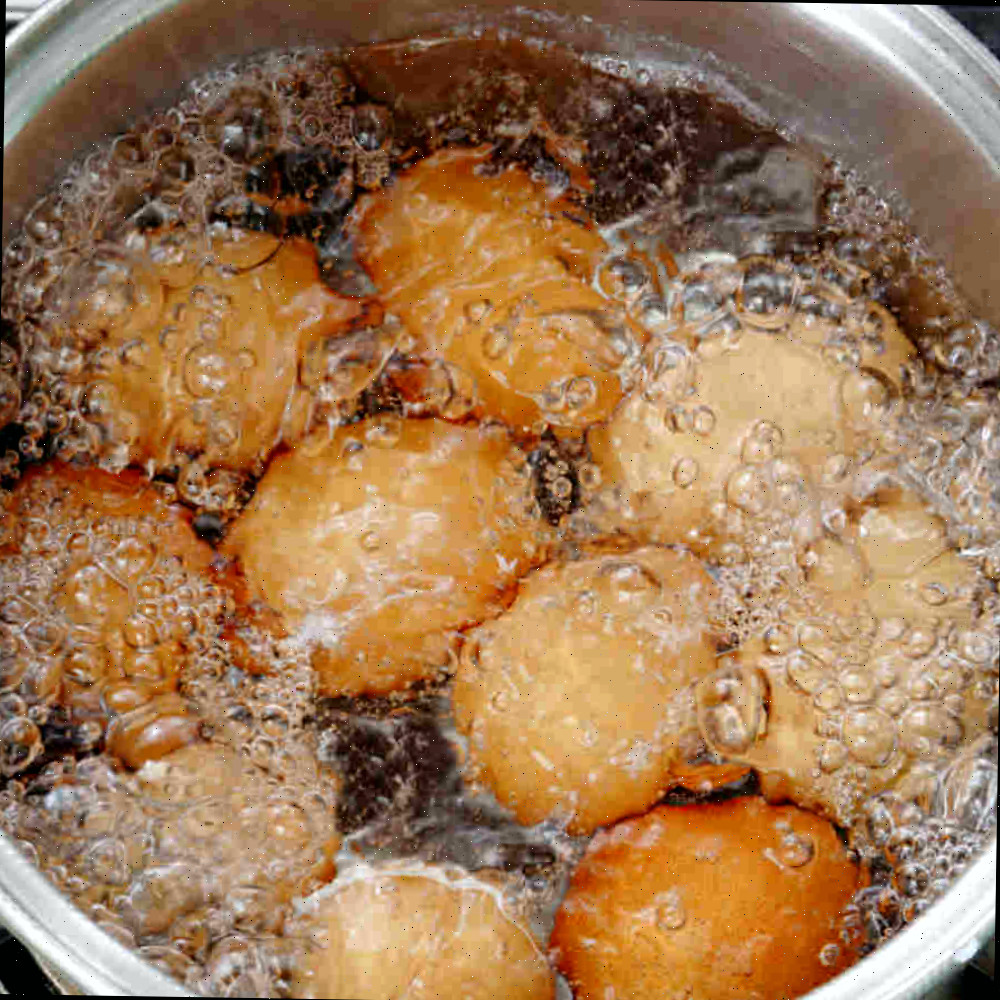 Leve a água a ferver. Ovos em água que está apenas começando a ferver.