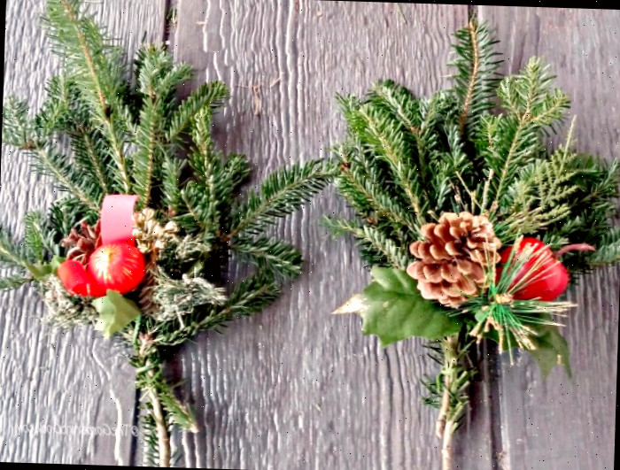 galhos de pinheiro e enfeites de Natal