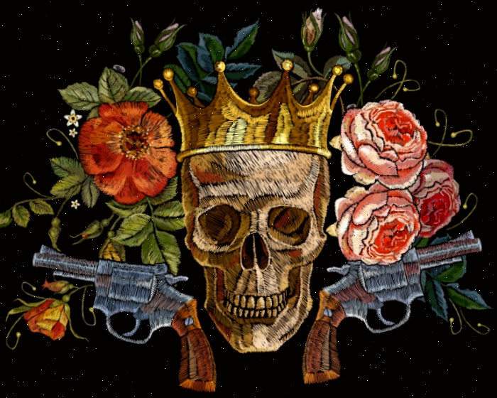 Bordado de caveira com flores e pistolas em um fundo preto com flores.
