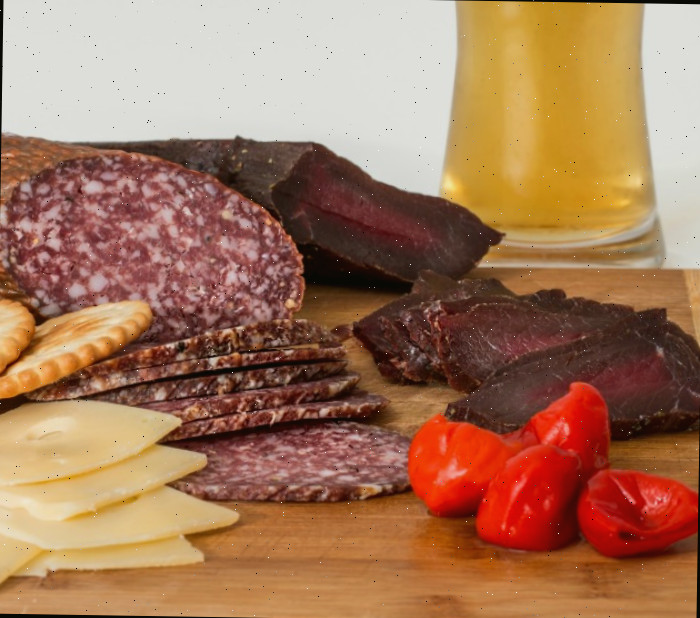 Um pequeno tabuleiro de antipasto é melhor para poucos convidados