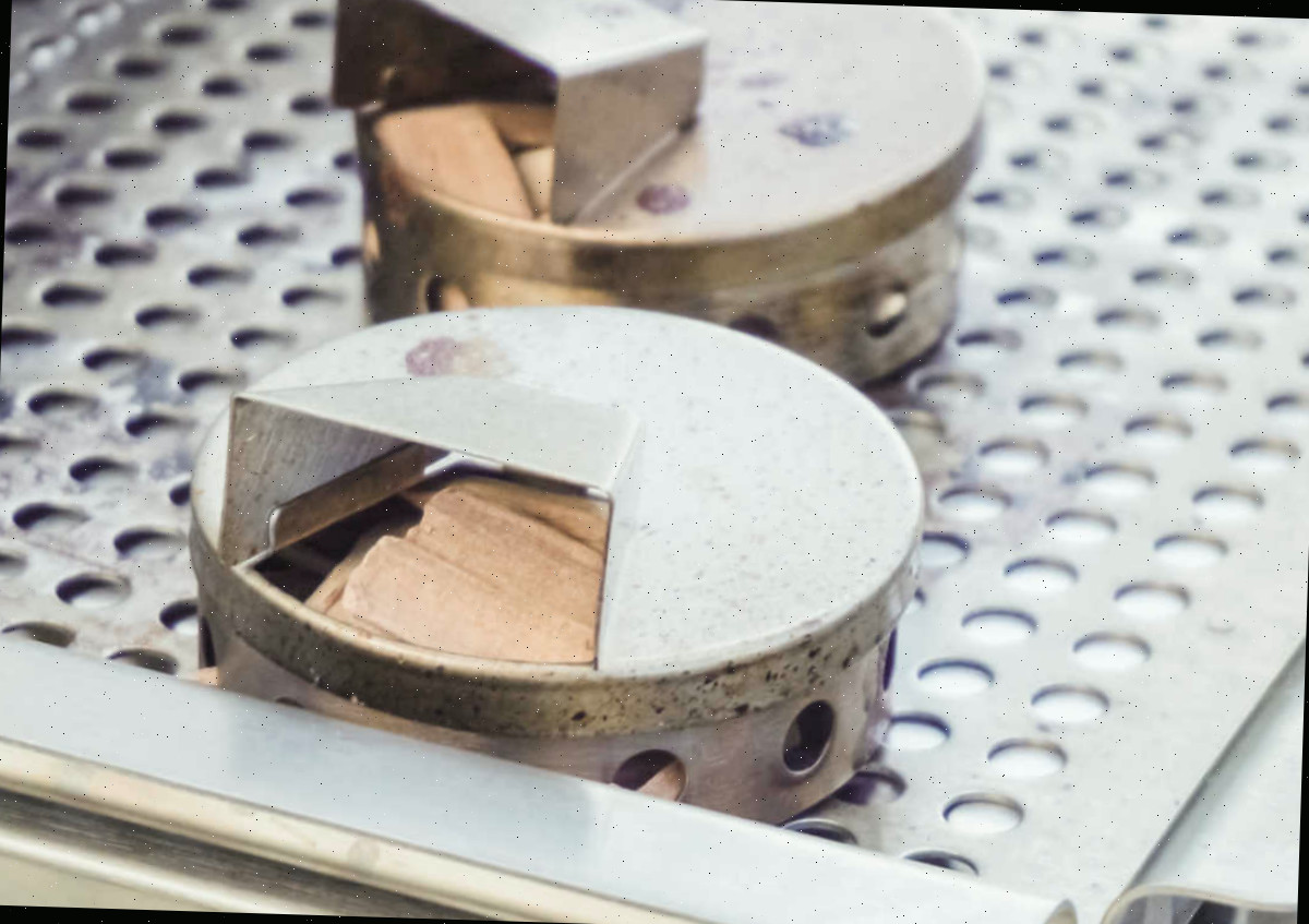Caixas para defumação Caixas de fumaça com lascas de madeira para uma grelha a gás.