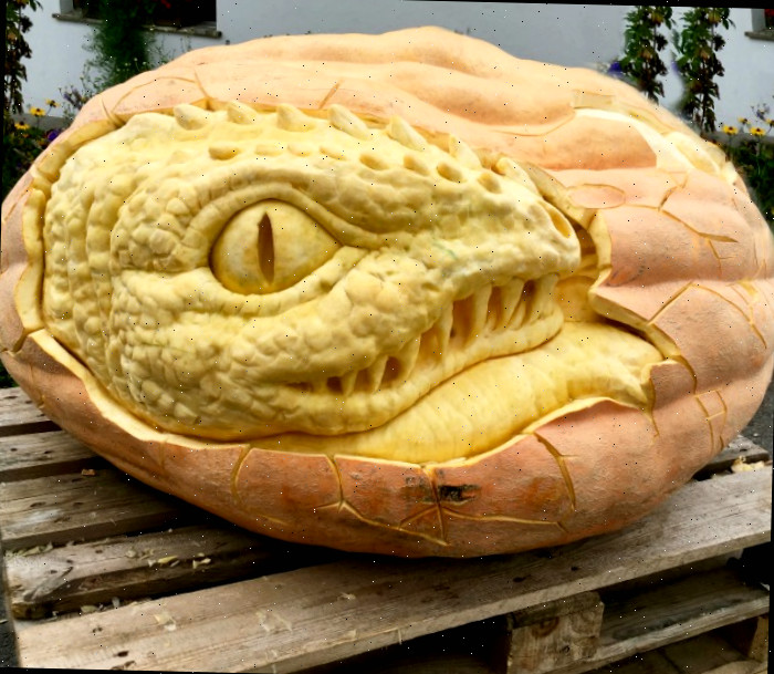 Escultura de abóbora com cabeça de cobra