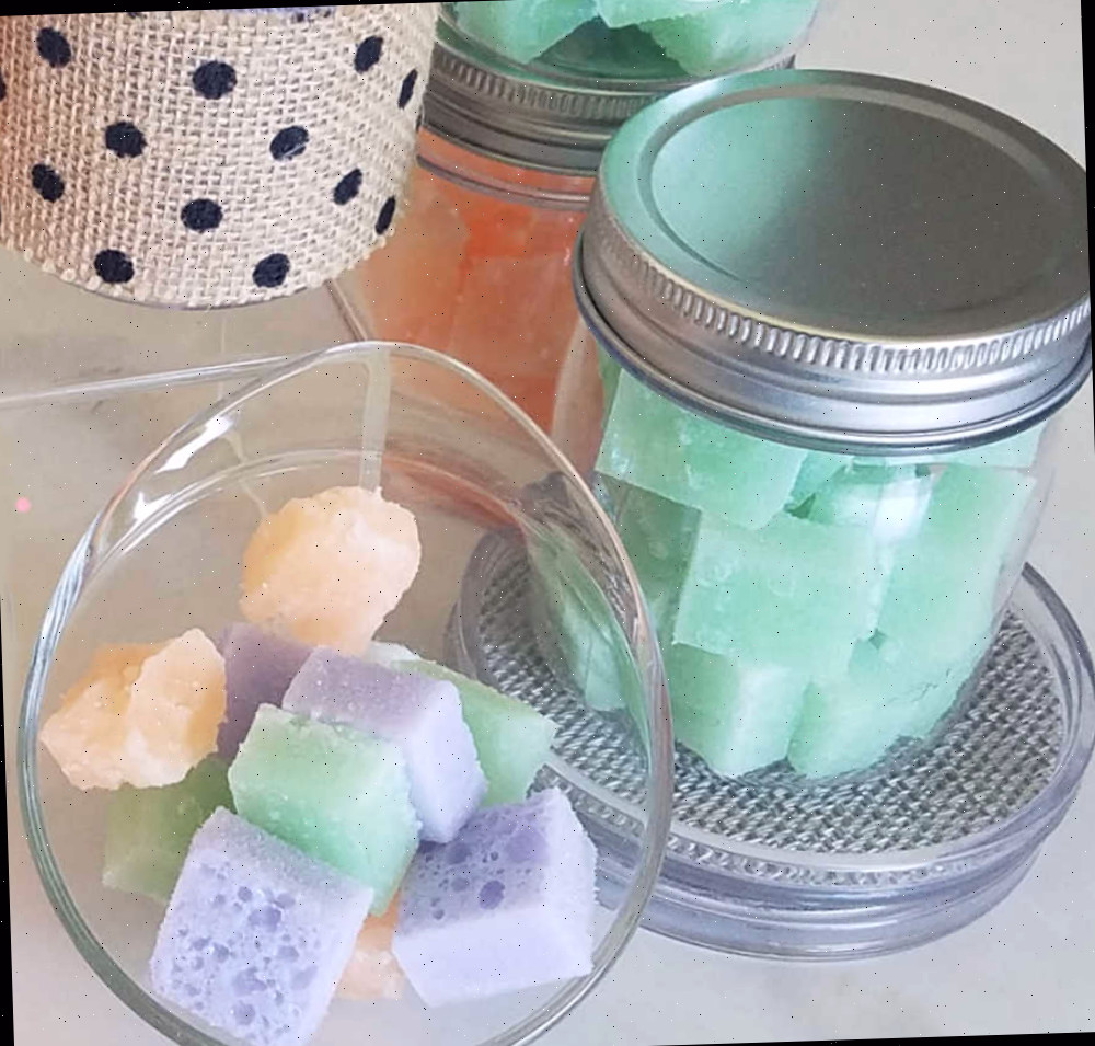 Cubos de sabonete para banho Cubos de sabonete em recipientes de banho.