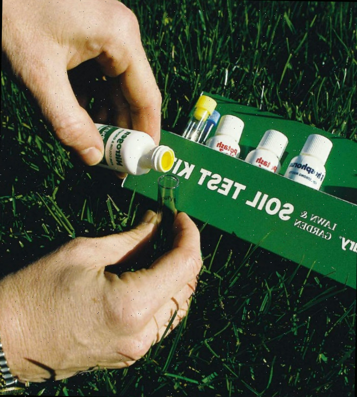 Kit de análise de solo Imagem de domínio público mostrando mãos segurando um kit de análise de solo em um gramado.