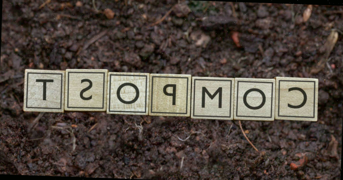 Adicione compostagem ao solo Solo de jardim com blocos que dizem compostagem.