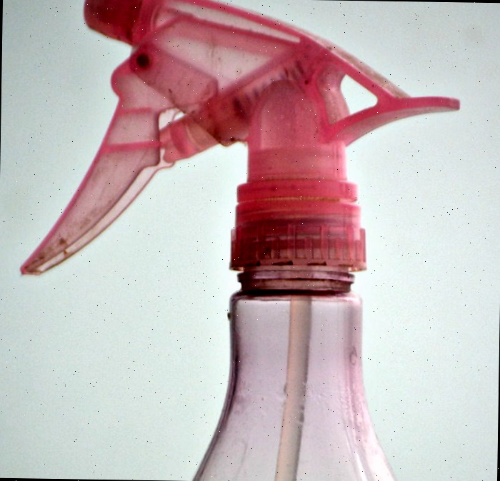 Dicas para esculpir abóboras: uma garrafa de spray é útil durante a escultura