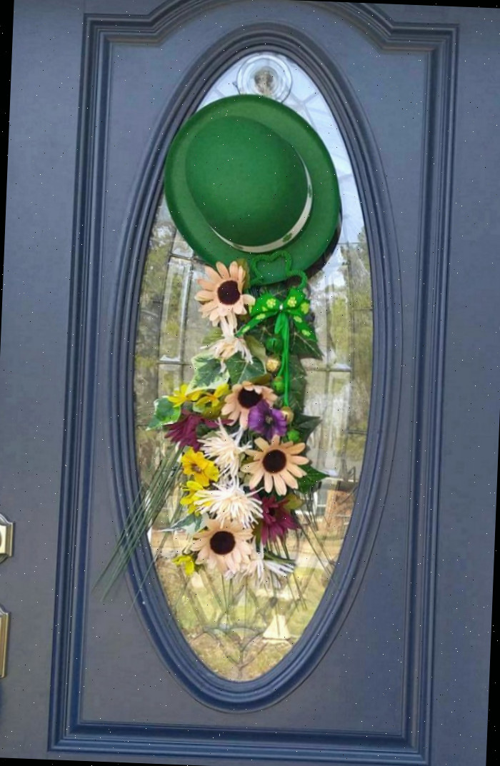 guirlanda do Dia de São Patrício com chapéu de duende Guirlanda de porta do Dia de São Patrício com chapéu de duende e flores de seda.
