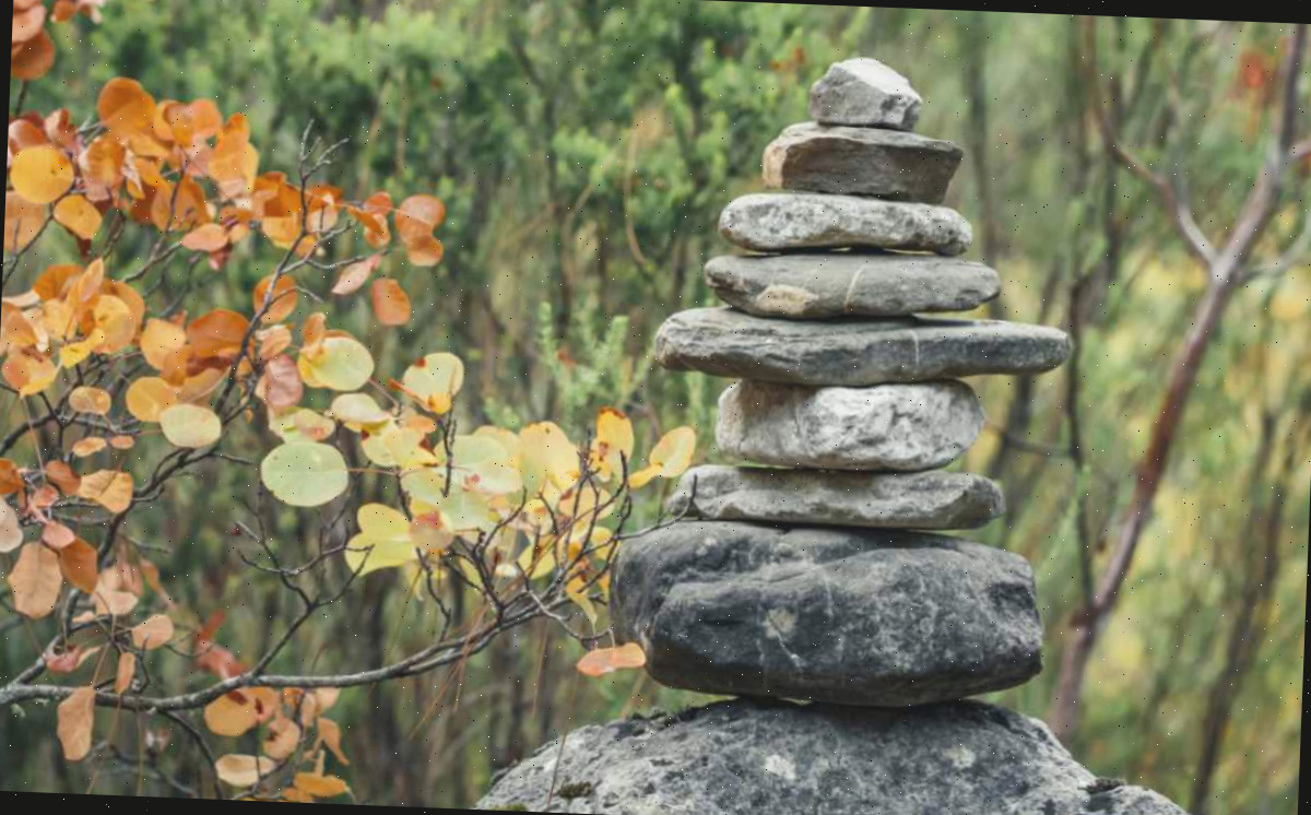 Pedras empilhadas para meditação.