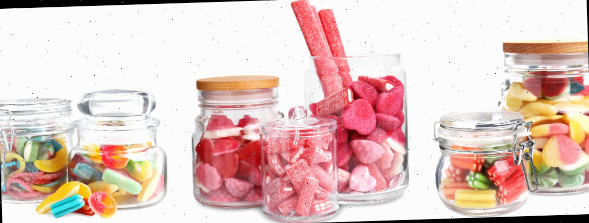 Doces para a casa de gengibre em frascos de vidro com tampas vedadas.