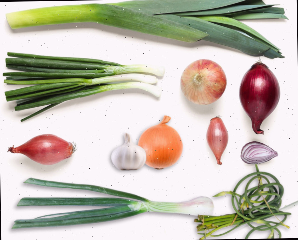 Imagens de chalotas com outros alliums que podem ser usados como substitutos para elas.