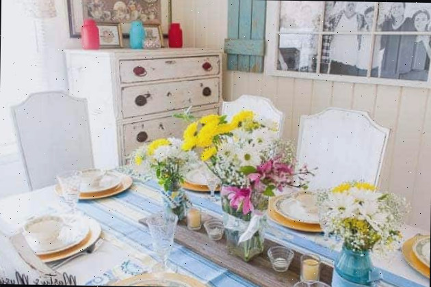 Um vaso de flores sobre uma mesa