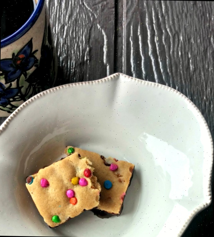 Barrinhas de cookies assadas e uma xícara de café.