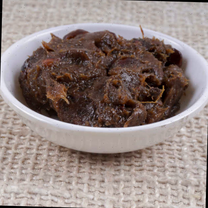 Pasta de tamarindo em uma tigela branca