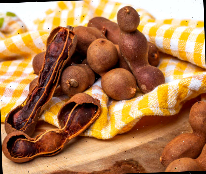 Vagens de tamarindo sobre uma toalha xadrez amarela.