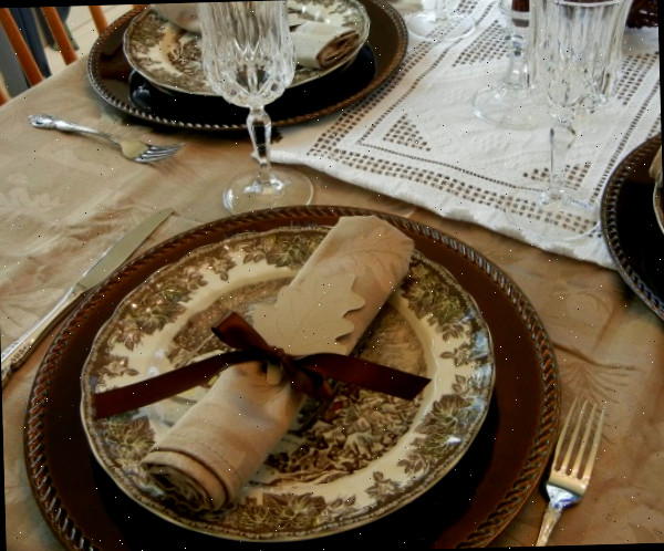brown and cream tablescape Cenário de mesa marrom e creme