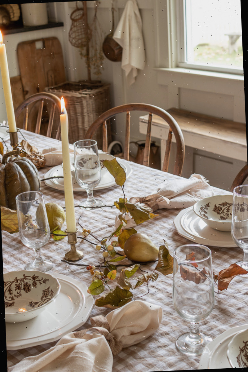 Use velas e luz de velas para criar uma mesa de Ação de Graças aconchegante
