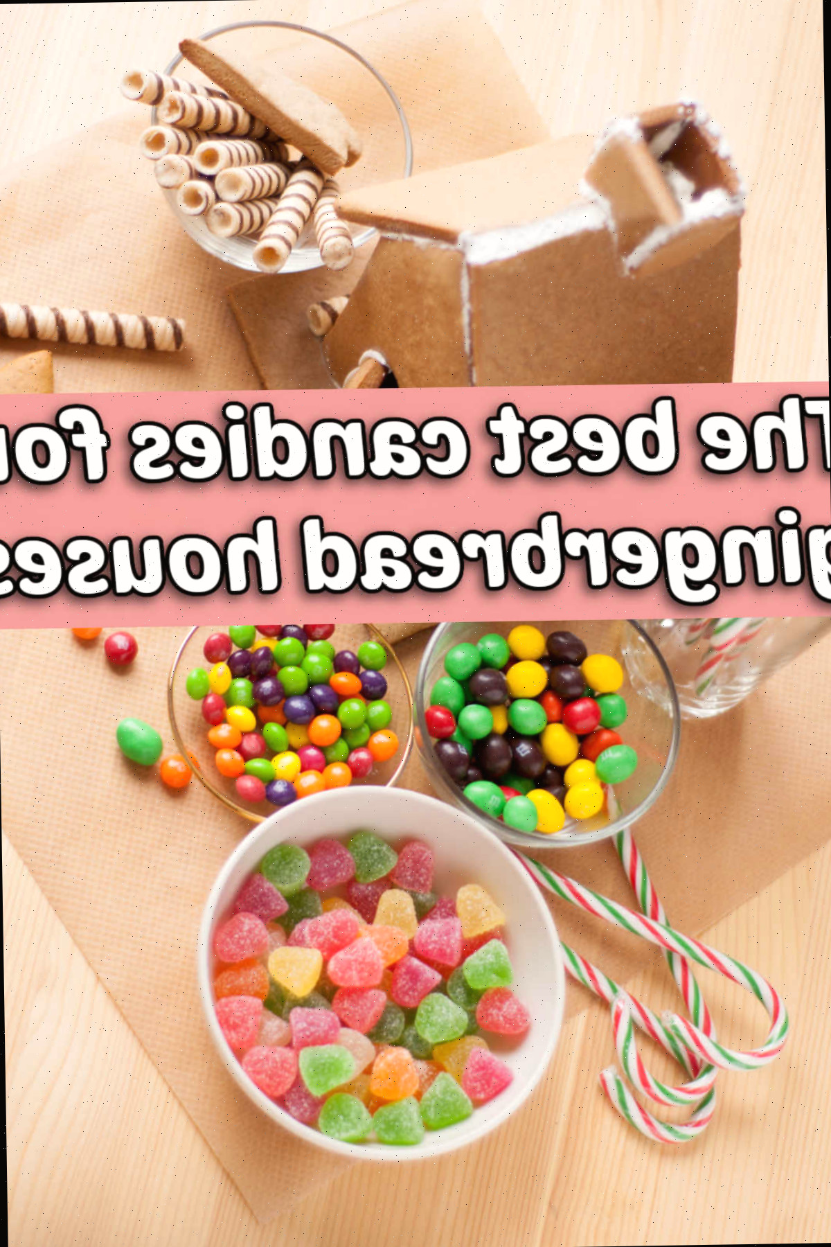 Uma casa de gengibre ainda não finalizada em uma mesa, rodeada de frascos de doces. A caixa de texto rosa diz: Os melhores doces para casas de gengibre.