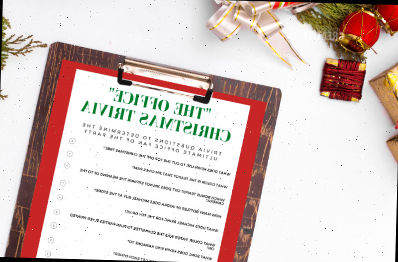O Quiz de Natal do The Office em um clipboard sobre uma mesa de Natal