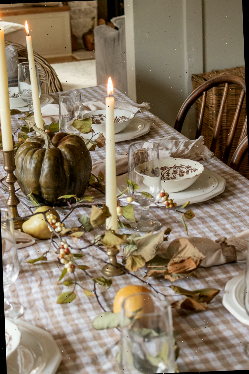 Ideias de mesa de Ação de Graças econômicas com candelabros de latão