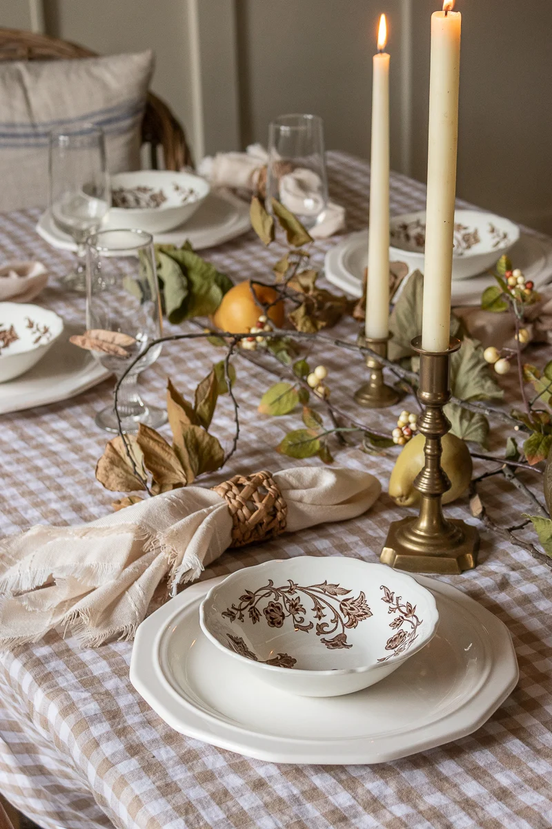 Configurações de mesa de Ação de Graças com itens de segunda mão
