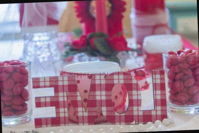 Uma xícara de café sobre uma mesa, com Dia dos Namorados e dinheiro