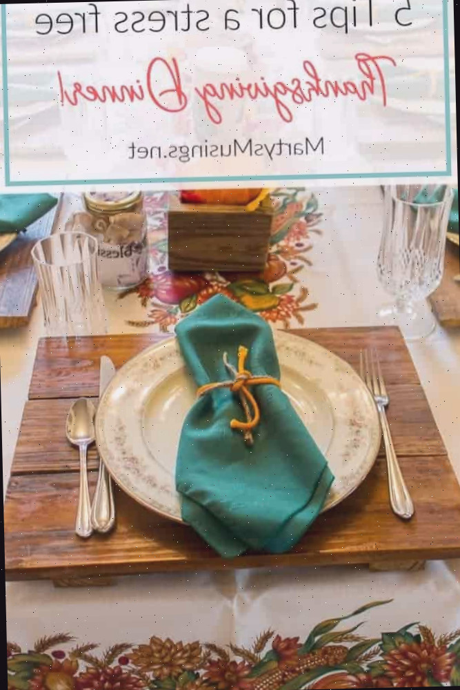 Quer saber como lidar com o tumulto do Dia de Ação de Graças e ainda desfrutar da companhia da família e dos amigos? Estas 5 sugestões para um jantar de Ação de Graças sem tensão são essenciais! Mesa preparada para o jantar de Ação de Graças com toalha de mesa temática